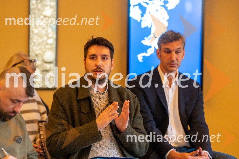  Jure  Kirbiš, kustos Umetnostne galerije Maribor;  Stojan Skalicky, Arhisol, d.o.o.Novinarska konferenca s predstavitvijo prenovljene Hiše Najstarejše trte