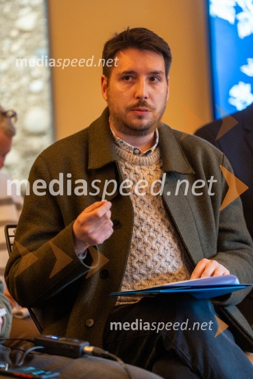  Jure  Kirbiš, kustos Umetnostne galerije MariborNovinarska konferenca s predstavitvijo prenovljene Hiše Najstarejše trte