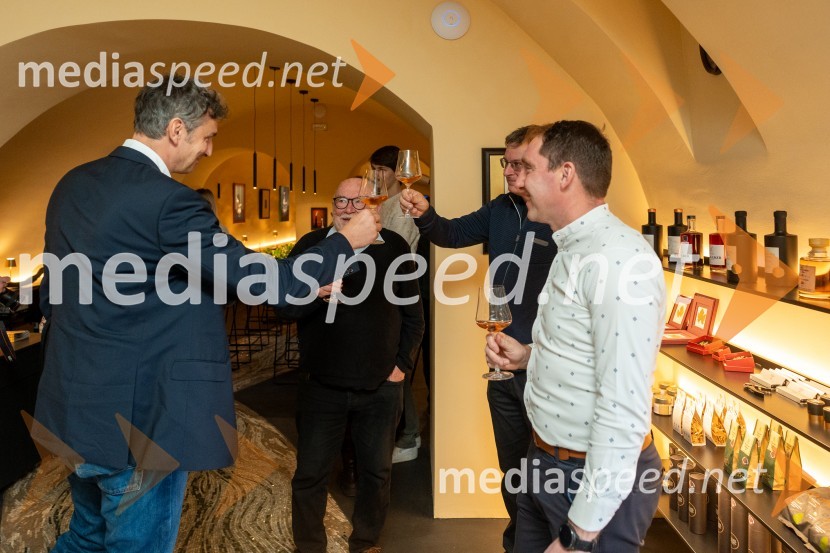  Stojan Skalicky, Arhisol, d.o.o.;  Igor Orešič, arhitekt, slikar ;  Boris Hriberšek, IGMNovinarska konferenca s predstavitvijo prenovljene Hiše Najstarejše trte