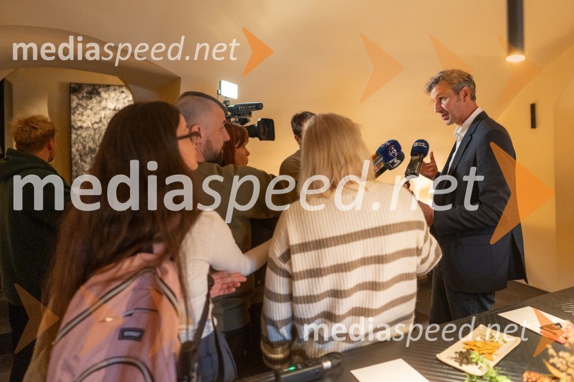  Stojan Skalicky, Arhisol, d.o.o.Novinarska konferenca s predstavitvijo prenovljene Hiše Najstarejše trte