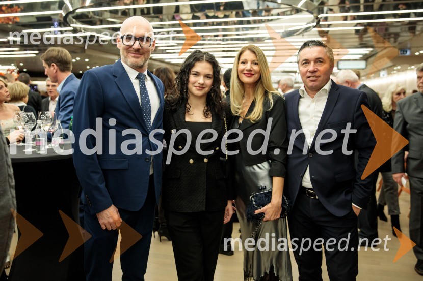  Urban  Korenjak, direktor trženja Europlakat;  Moeti  Korenjak Gobbo;  Barbara Berčan;  Boštjan Berčan, operativni direktorja EuroplakatŠportnik leta 2024, slavila Janja Garnbret in Tadej Pogačar