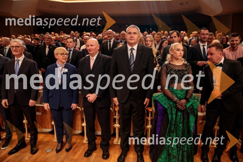  Franjo Bobinac, predsednik, Olimpijski komite Slovenije; dr. Nataša Pirc Musar, predsednica Republike Slovenije;  ... ;  ... ;  Janja Garnbret, športna plezalka;  Roman Krajnik, trener Janje GarnbretŠportnik leta 2024, slavila Janja Garnbret in Tadej Pogačar