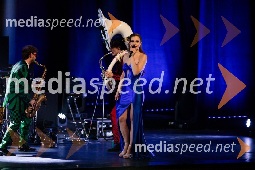  Flora Ema Lotrič, pevkaŠportnik leta 2024, slavila Janja Garnbret in Tadej Pogačar