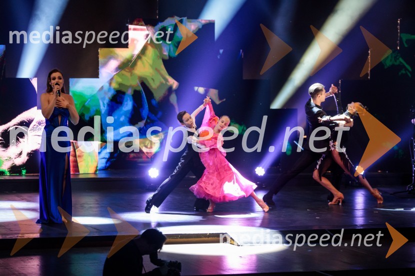  Flora Ema Lotrič, pevkaŠportnik leta 2024, slavila Janja Garnbret in Tadej Pogačar