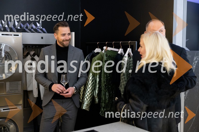  Nejc RavnikarAsko odprl svoj prvi showroom v Sloveniji z modnim oblikovalcem Maticem Velerjem