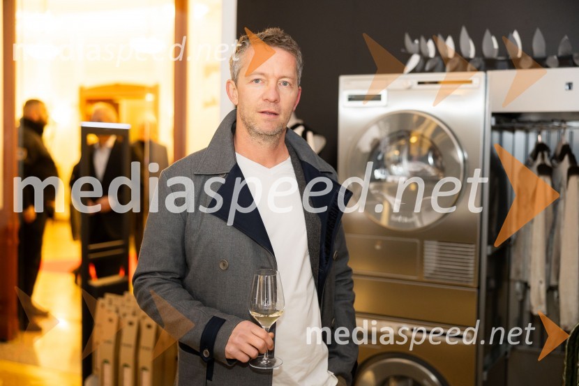  Jaka Slavinec, direktor distribucije, Big BangAsko odprl svoj prvi showroom v Sloveniji z modnim oblikovalcem Maticem Velerjem