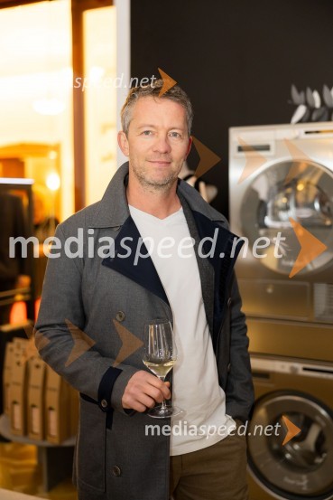 Jaka Slavinec, direktor distribucije, Big BangAsko odprl svoj prvi showroom v Sloveniji z modnim oblikovalcem Maticem Velerjem