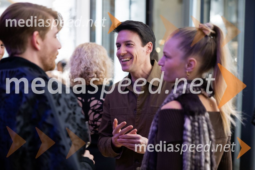  Matic Veler, modni oblikovalec;  Bojan Semen, art direktor skupine flowiogroup;  Barbara Sor, lastnica Swimsor trajnostne kopalke in Soreniti platformeAsko odprl svoj prvi showroom v Sloveniji z modnim oblikovalcem Maticem Velerjem