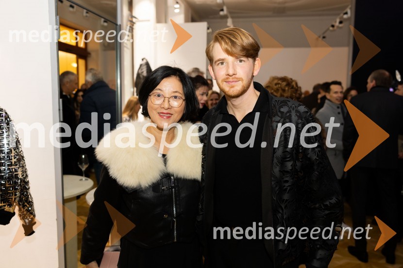  Huiqin  Wang, umetnica;  Matic Veler, modni oblikovalecAsko odprl svoj prvi showroom v Sloveniji z modnim oblikovalcem Maticem Velerjem