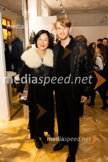  Huiqin  Wang, umetnica;  Matic Veler, modni oblikovalecAsko odprl svoj prvi showroom v Sloveniji z modnim oblikovalcem Maticem Velerjem