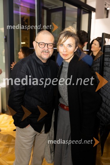  Aleš Čakš, novinar, urednik Goodlife;  Melita Kontrec, novinarka kulture TV SlovenijaAsko odprl svoj prvi showroom v Sloveniji z modnim oblikovalcem Maticem Velerjem