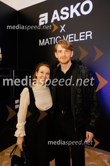  Irena Jalšovec Kogoj - Regina, pevka;  Matic Veler, modni oblikovalecAsko odprl svoj prvi showroom v Sloveniji z modnim oblikovalcem Maticem Velerjem