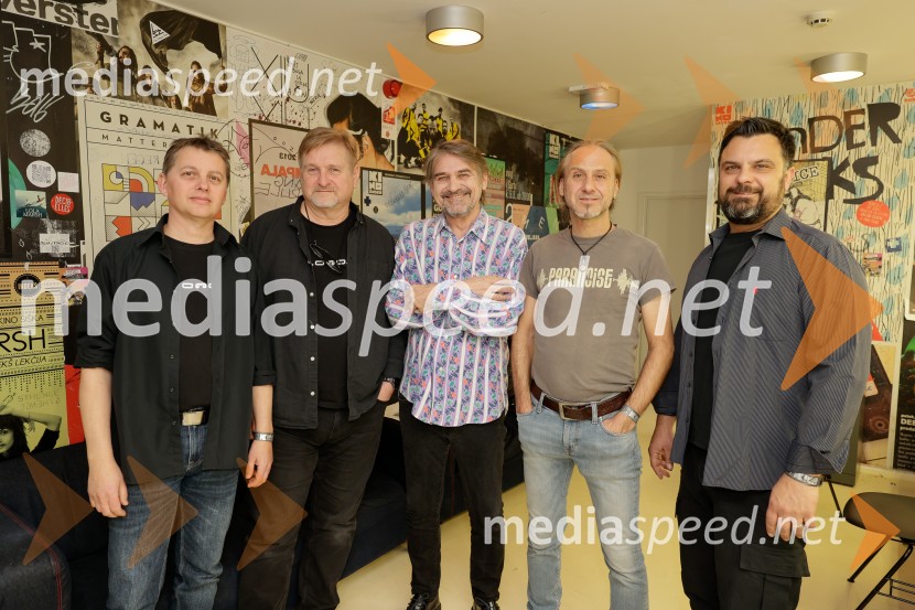  Uroš Trebižan, bas kitara, skupina Avtomobili;  Mirko Vuksanovič, klaviature, vokal, skupina Avromobili;  Marko Vuksanovič, pevec, skupina Avtomobili;  Boštjan Andrejc – Bushy , kitara, skupina Avtomobili;  David Morgan, bobnar, skupina AvtomobiliAvtomobili, koncert ob izidu novega albuma Potujemo