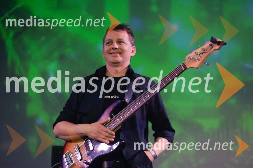  Uroš Trebižan, bas kitara, skupina AvtomobiliAvtomobili, koncert ob izidu novega albuma Potujemo