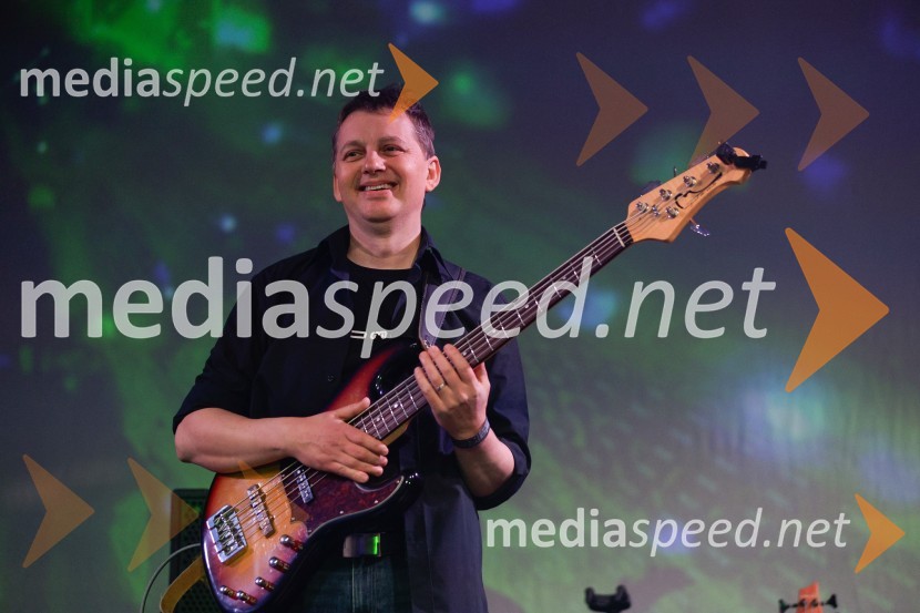  Uroš Trebižan, bas kitara, skupina AvtomobiliAvtomobili, koncert ob izidu novega albuma Potujemo