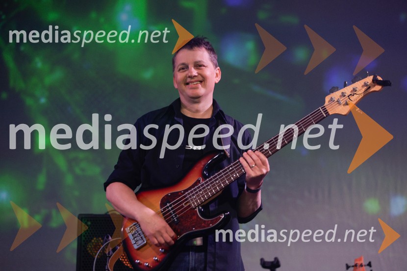  Uroš Trebižan, bas kitara, skupina AvtomobiliAvtomobili, koncert ob izidu novega albuma Potujemo