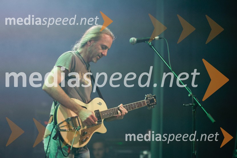  Boštjan Andrejc – Bushy , kitara, skupina AvtomobiliAvtomobili, koncert ob izidu novega albuma Potujemo