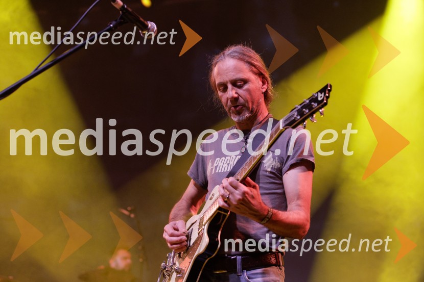  Boštjan Andrejc – Bushy , kitara, skupina AvtomobiliAvtomobili, koncert ob izidu novega albuma Potujemo