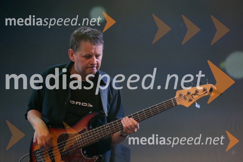  Uroš Trebižan, bas kitara, skupina AvtomobiliAvtomobili, koncert ob izidu novega albuma Potujemo