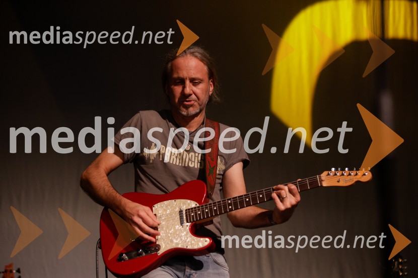 Boštjan Andrejc – Bushy , kitara, skupina AvtomobiliAvtomobili, koncert ob izidu novega albuma Potujemo