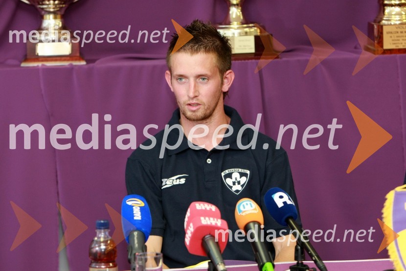Janez Aljančič, nogometaš NK MariborNovinarska konferenca NK Maribor pred povratno tekmo drugega kroga kvalifikacij za ligo prvakov Maribor – WIT in predstavitev tretjega novinca v vijoličastem Janeza Aljančiča