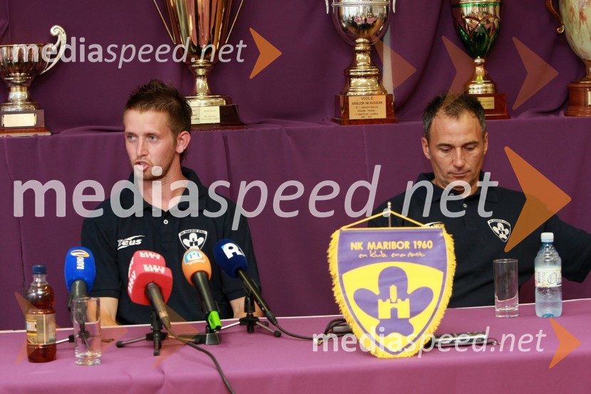Janez Aljančič, nogometaš NK Maribor in Darko Milanič, trener NK MariborNovinarska konferenca NK Maribor pred povratno tekmo drugega kroga kvalifikacij za ligo prvakov Maribor – WIT in predstavitev tretjega novinca v vijoličastem Janeza Aljančiča
