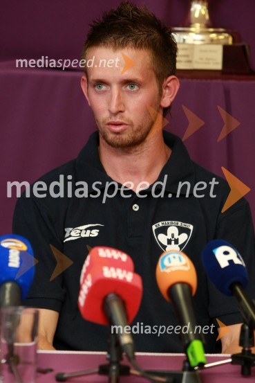 Janez Aljančič, nogometaš NK MariborNovinarska konferenca NK Maribor pred povratno tekmo drugega kroga kvalifikacij za ligo prvakov Maribor – WIT in predstavitev tretjega novinca v vijoličastem Janeza Aljančiča