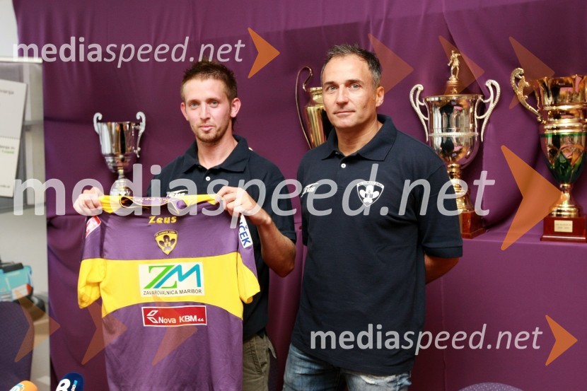 Janez Aljančič, nogometaš NK Maribor in Darko Milanič, trener NK MariborNovinarska konferenca NK Maribor pred povratno tekmo drugega kroga kvalifikacij za ligo prvakov Maribor – WIT in predstavitev tretjega novinca v vijoličastem Janeza Aljančiča