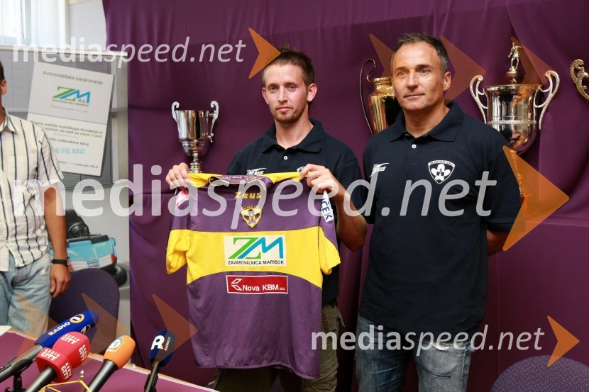 Janez Aljančič, nogometaš NK Maribor in Darko Milanič, trener NK MariborNovinarska konferenca NK Maribor pred povratno tekmo drugega kroga kvalifikacij za ligo prvakov Maribor – WIT in predstavitev tretjega novinca v vijoličastem Janeza Aljančiča