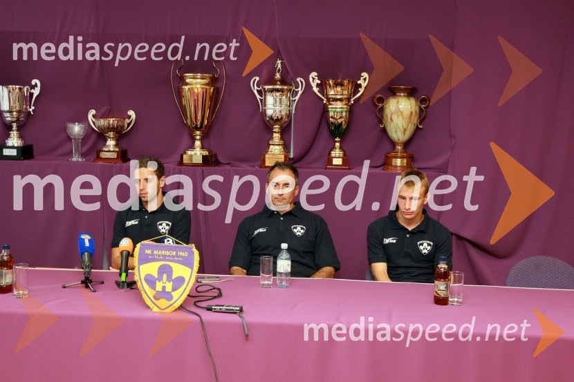 Dejan Jurkič, nogometaš NK Maribor, Darko Milanič, trener NK Maribor in Dejan Školnik, nogometaš NK MariborNovinarska konferenca NK Maribor pred povratno tekmo drugega kroga kvalifikacij za ligo prvakov Maribor – WIT in predstavitev tretjega novinca v vijoličastem Janeza Aljančiča