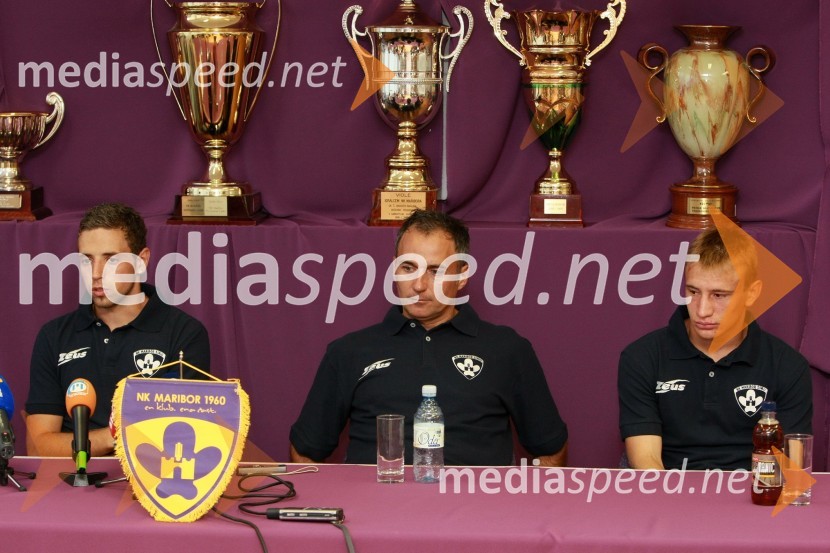 Dejan Jurkič, nogometaš NK Maribor, Darko Milanič, trener NK Maribor in Dejan Školnik, nogometaš NK MariborNovinarska konferenca NK Maribor pred povratno tekmo drugega kroga kvalifikacij za ligo prvakov Maribor – WIT in predstavitev tretjega novinca v vijoličastem Janeza Aljančiča