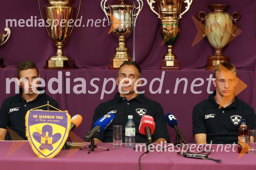 Dejan Jurkič, nogometaš NK Maribor, Darko Milanič, trener NK Maribor in Dejan Školnik, nogometaš NK MariborNovinarska konferenca NK Maribor pred povratno tekmo drugega kroga kvalifikacij za ligo prvakov Maribor – WIT in predstavitev tretjega novinca v vijoličastem Janeza Aljančiča
