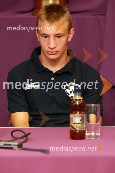 Dejan Školnik, nogometaš NK MariborNovinarska konferenca NK Maribor pred povratno tekmo drugega kroga kvalifikacij za ligo prvakov Maribor – WIT in predstavitev tretjega novinca v vijoličastem Janeza Aljančiča