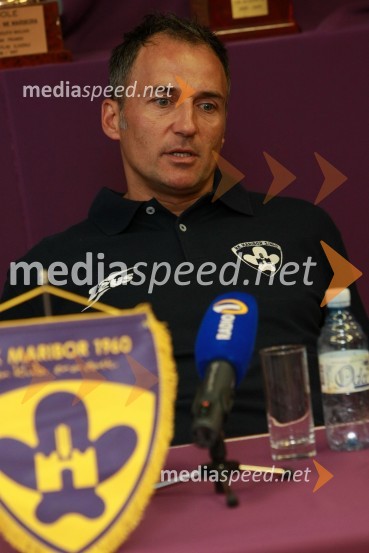 Darko Milanič, trener NK MariborNovinarska konferenca NK Maribor pred povratno tekmo drugega kroga kvalifikacij za ligo prvakov Maribor – WIT in predstavitev tretjega novinca v vijoličastem Janeza Aljančiča