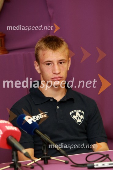 Dejan Školnik, nogometaš NK MariborNovinarska konferenca NK Maribor pred povratno tekmo drugega kroga kvalifikacij za ligo prvakov Maribor – WIT in predstavitev tretjega novinca v vijoličastem Janeza Aljančiča