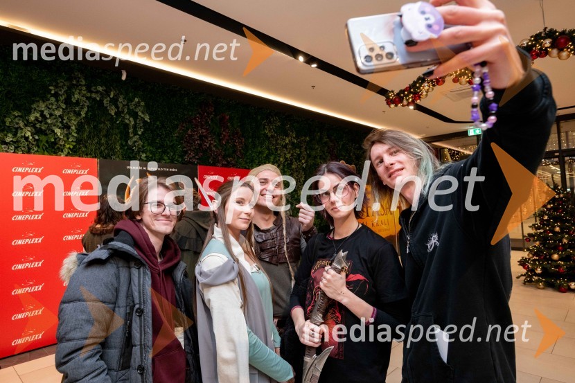  Tilen Jurca;  Klara Čotar, Black Tea Cosplay;  Matic  Gaiser, cosplayer, costumer;  Klara Štampar, klarux, casplayer;  Patrik KovačGospodar prstanov: vojna Rohirrimov, premiera v Cineplexx Ljubljana