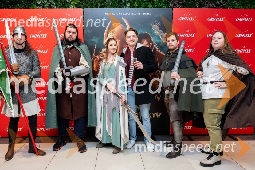  Blaž Berlec, ustanovitelj društva, Slovensko Tolkienovo društvo Gil-galad;  David Glavič;  Klara Čotar, Black Tea Cosplay;  ... ;  Jurij K. Koya;  ... Gospodar prstanov: vojna Rohirrimov, premiera v Cineplexx Ljubljana