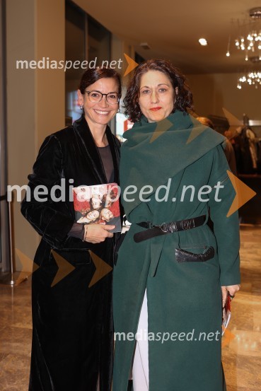  Simona  Belle, služba za stike z javnostmi MGL;  Barbara Zemljič, režiserkaEX, premiera drame v MGL