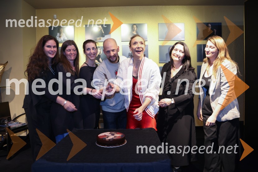  Vasilija Fišer, scenografinja in kostumografinja;  Maruša Kink, igralka, režiserka;  Nina Rakovec, igralka, pevka;  Jernej Gašperin, igralec;  Mojca Funkl, igralka;  Petra Pogorevc, dramaturginja in avtorica;  Veronika Kumar, pevkaEX, premiera drame v MGL