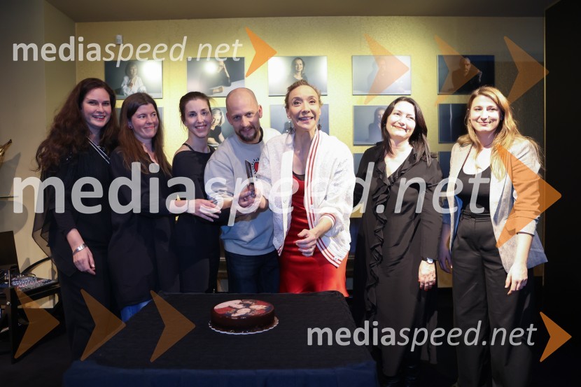  Vasilija Fišer, scenografinja in kostumografinja;  Maruša Kink, igralka, režiserka;  Nina Rakovec, igralka, pevka;  Jernej Gašperin, igralec;  Mojca Funkl, igralka;  Petra Pogorevc, dramaturginja in avtorica;  Veronika Kumar, pevkaEX, premiera drame v MGL