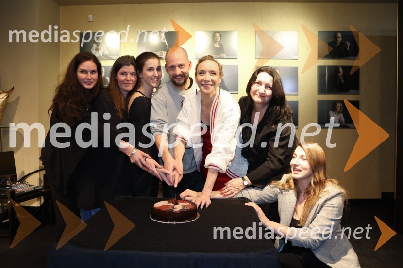  Vasilija Fišer, scenografinja in kostumografinja;  Nina Rakovec, igralka, pevka;  Maruša Kink, igralka, režiserka;  Jernej Gašperin, igralec;  Mojca Funkl, igralka;  Veronika Kumar, pevka;  Petra Pogorevc, dramaturginja in avtoricaEX, premiera drame v MGL