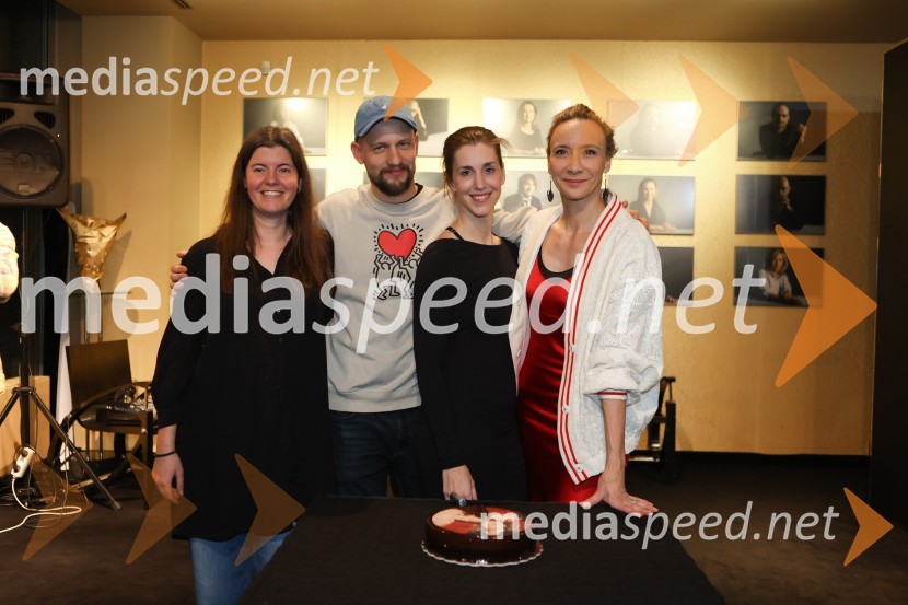  Maruša Kink, igralka, režiserka;  Jernej Gašperin, igralec;  Nina Rakovec, igralka, pevka;  Mojca Funkl, igralkaEX, premiera drame v MGL