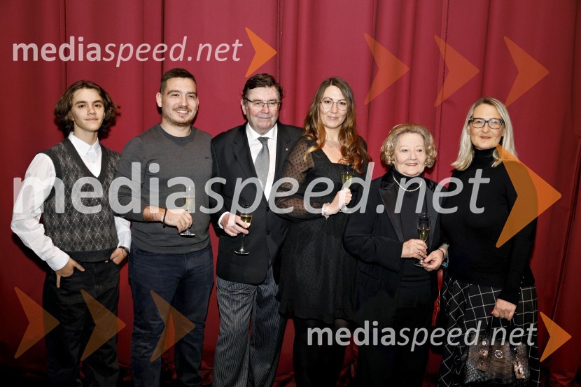  ... ;  ... ;  Simon Robinson, dirigent;  ... ;  ... ;  ... Hrestač, jubilejna stota izvedba, SNG Maribor