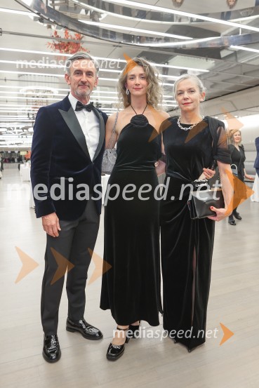  Marko Lukić, lastnik in direktor družbe Lumar IG;  Anja Lukić;  Alenka  Lukić, prof. za oblikovanje na Srednji šoli za oblikovanje MB31. managerski koncert