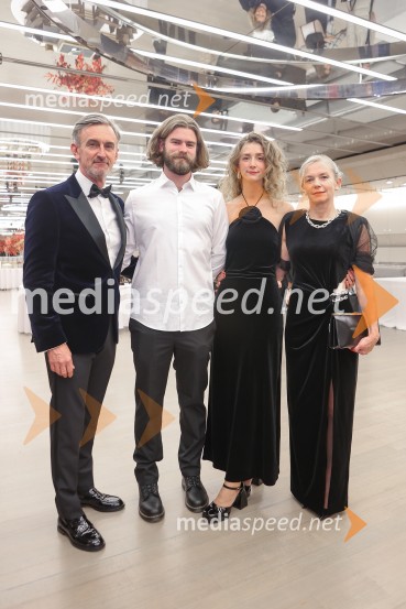  Marko Lukić, lastnik in direktor družbe Lumar IG;  Matevž Lukić;  Anja Lukić;  Alenka  Lukić, prof. za oblikovanje na Srednji šoli za oblikovanje MB31. managerski koncert