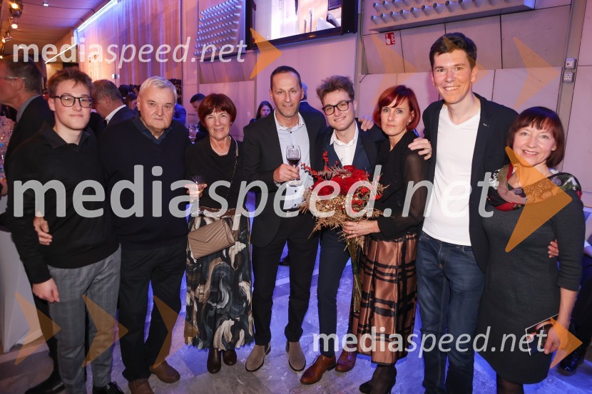  ... ;  ... ;  ... ;  ... ;  Leon Ravnikar, kitara;  ... ;  ... ;  ... 31. managerski koncert