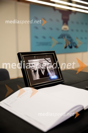 Babica gre na jug, svečana premiera digitalizirane klasike in poklon Vinciju Vogueu Anžlovarju