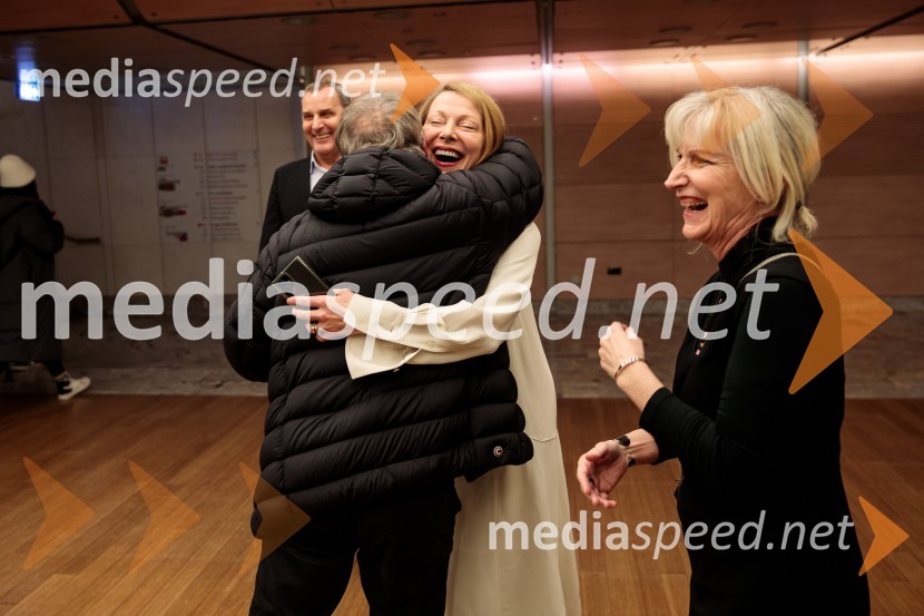  Bojan Emeršič, igralec;  Nataša Matjašec Rošker, igralka;  Špela Levičnik Oblak, scenaristkaBabica gre na jug, svečana premiera digitalizirane klasike in poklon Vinciju Vogueu Anžlovarju