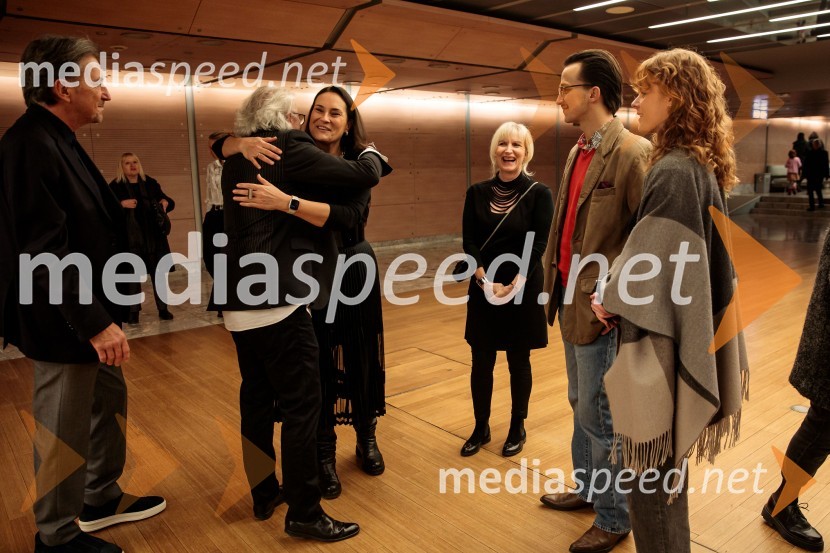  ... ;  Peter Bratuša, režiser;  ... ;  Špela Levičnik Oblak, scenaristka;  ... ;  ... Babica gre na jug, svečana premiera digitalizirane klasike in poklon Vinciju Vogueu Anžlovarju