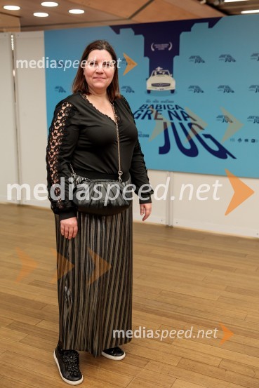  Teja Pelko, novinarkaBabica gre na jug, svečana premiera digitalizirane klasike in poklon Vinciju Vogueu Anžlovarju